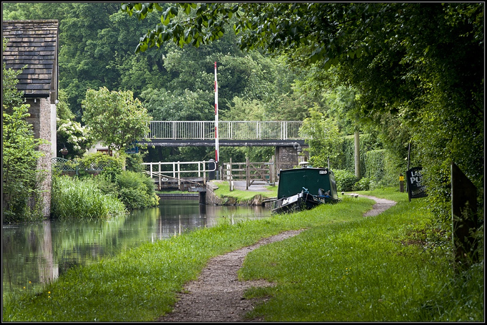 Photograph of Macclesfield Canal near Oakgrove.