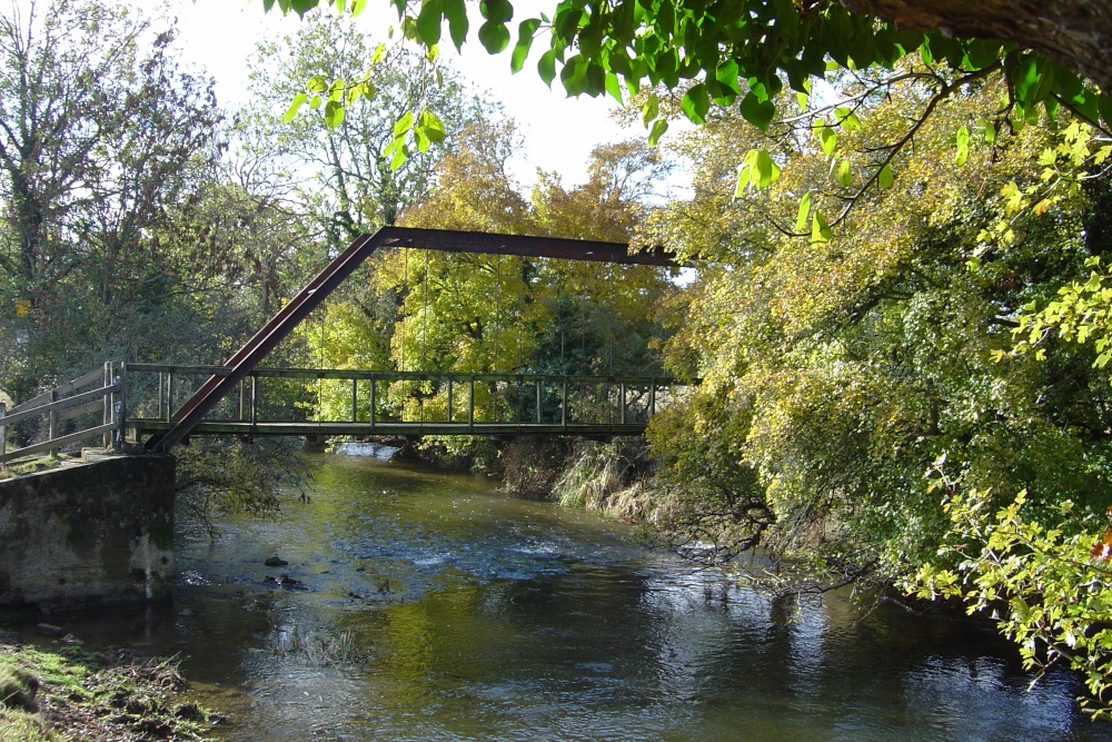 Photograph of The ricketty bridge over the Cherwell River at Shipton on Cherwell Oxfordshire