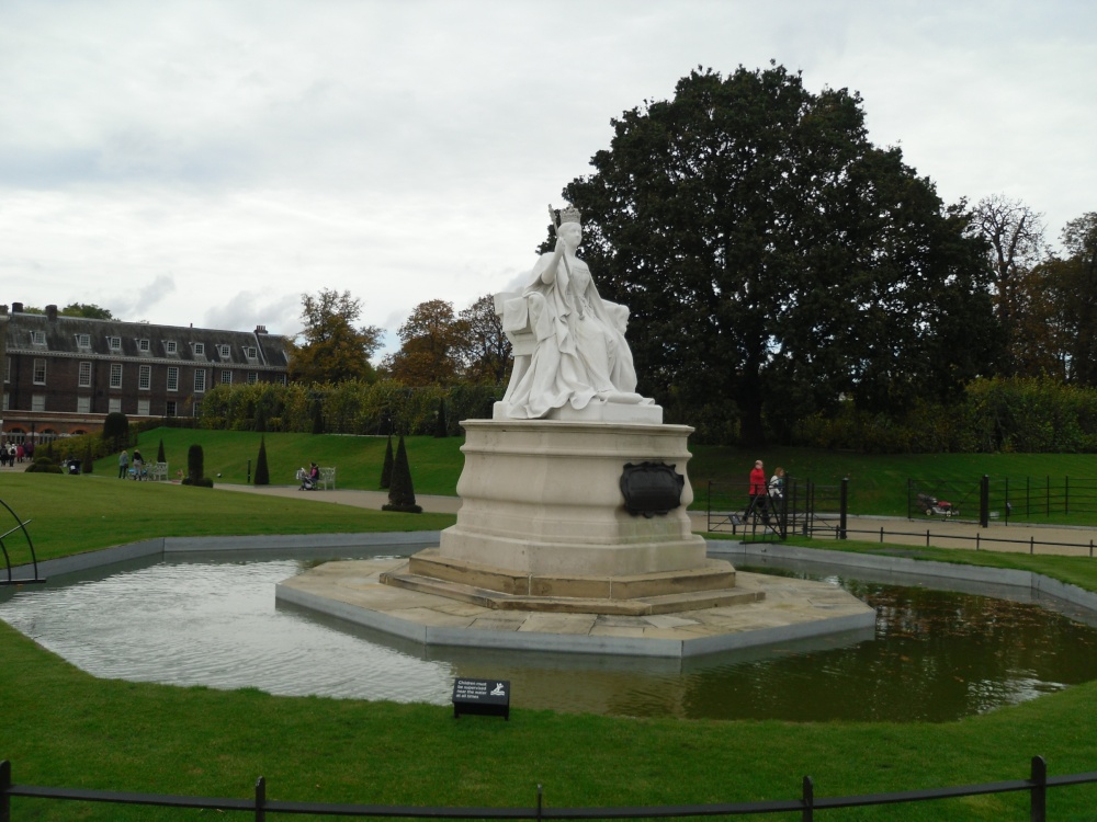 London, the Kensington park, the monument to queen Victoria