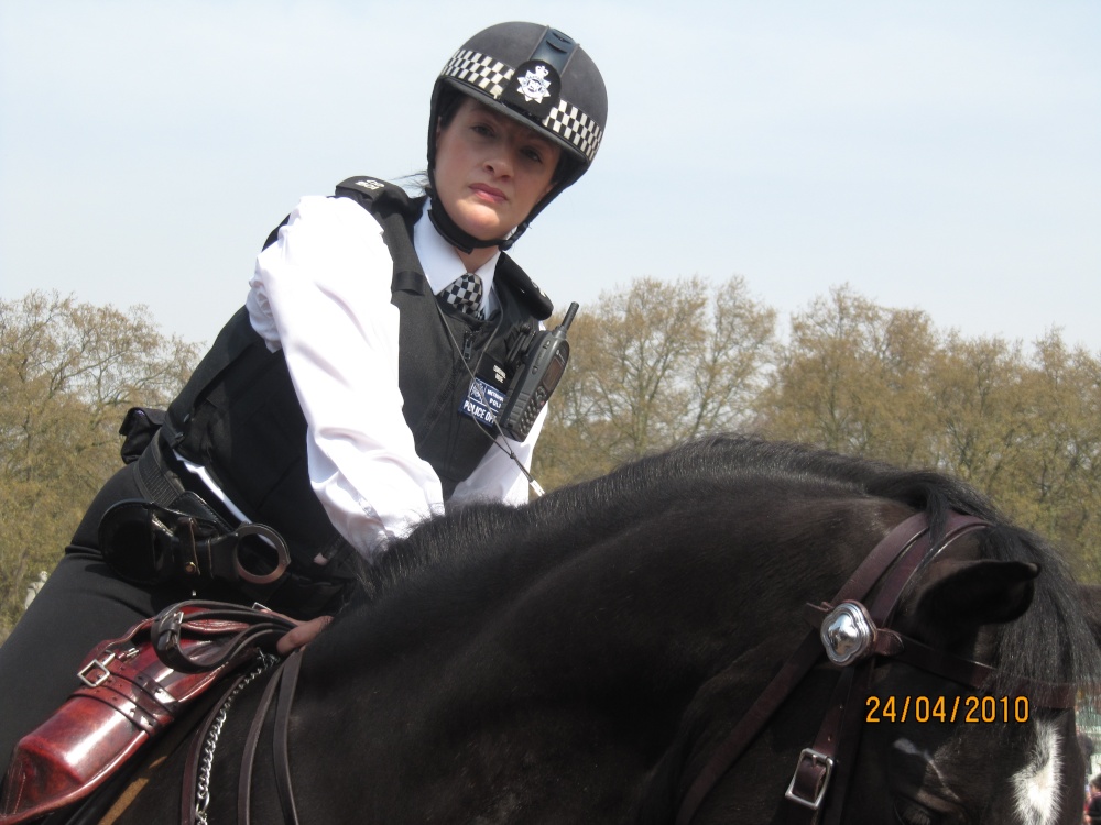Police Woman, Buckingham Palace photo by Ken Marshall