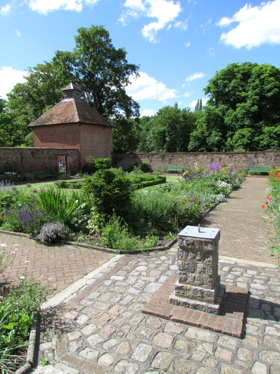 eastcote house gardens, the dovecote