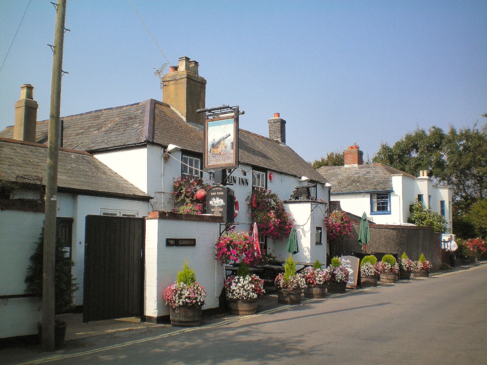 The GUN PUB & Hawkers cottage