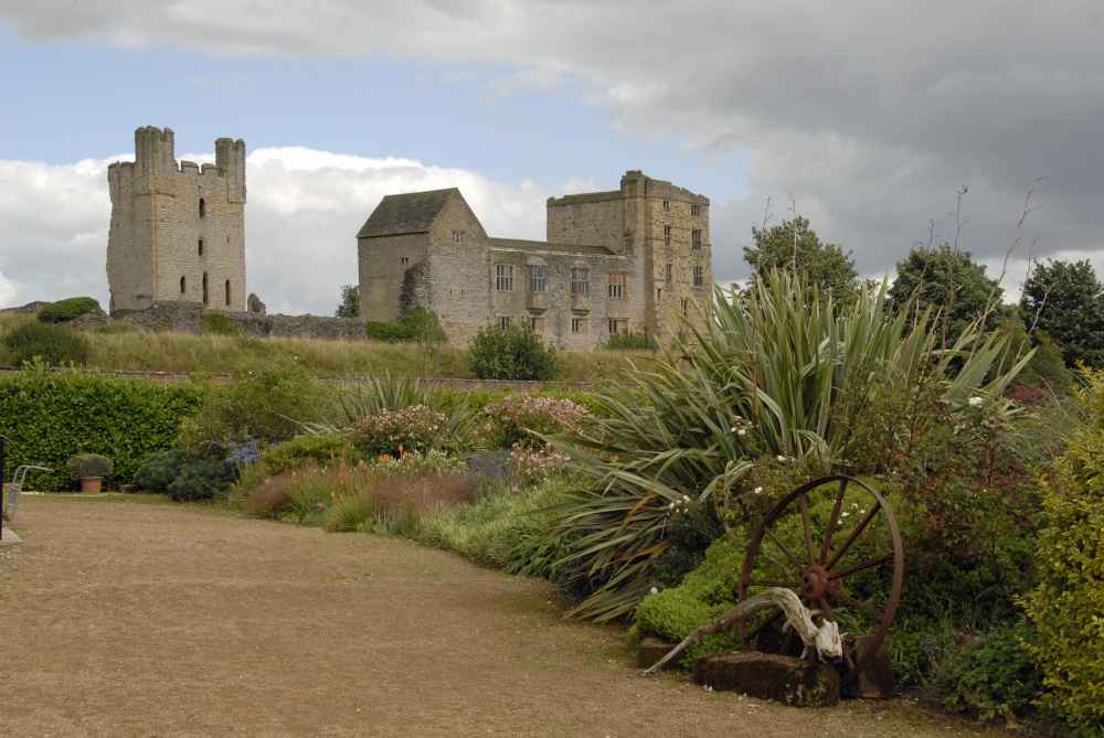 Helmsley Castle photo by Paul V. A. Johnson