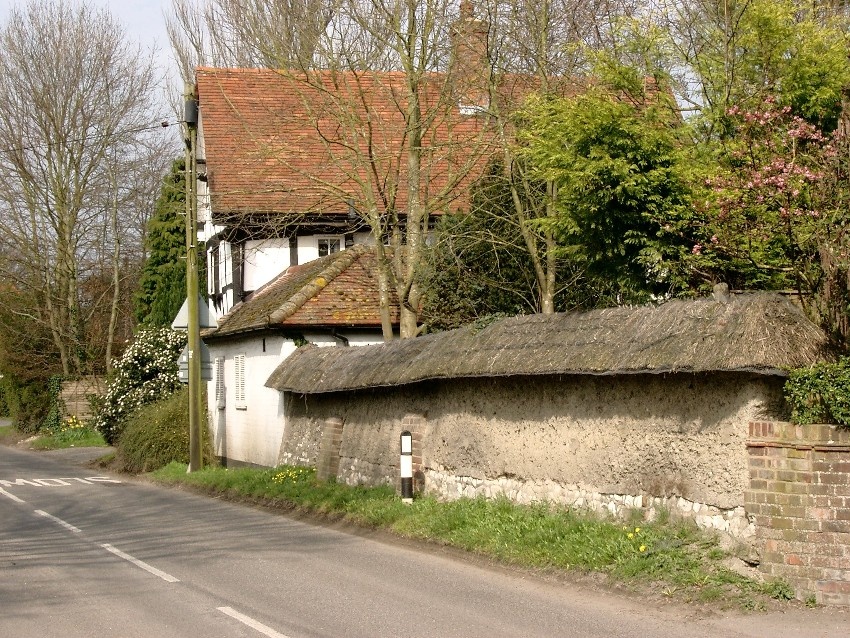 Photograph of The only remaining cob wall in West Hagbourne