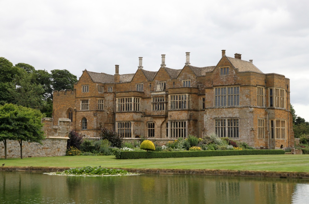 Broughton Castle photo by Roger Sweet
