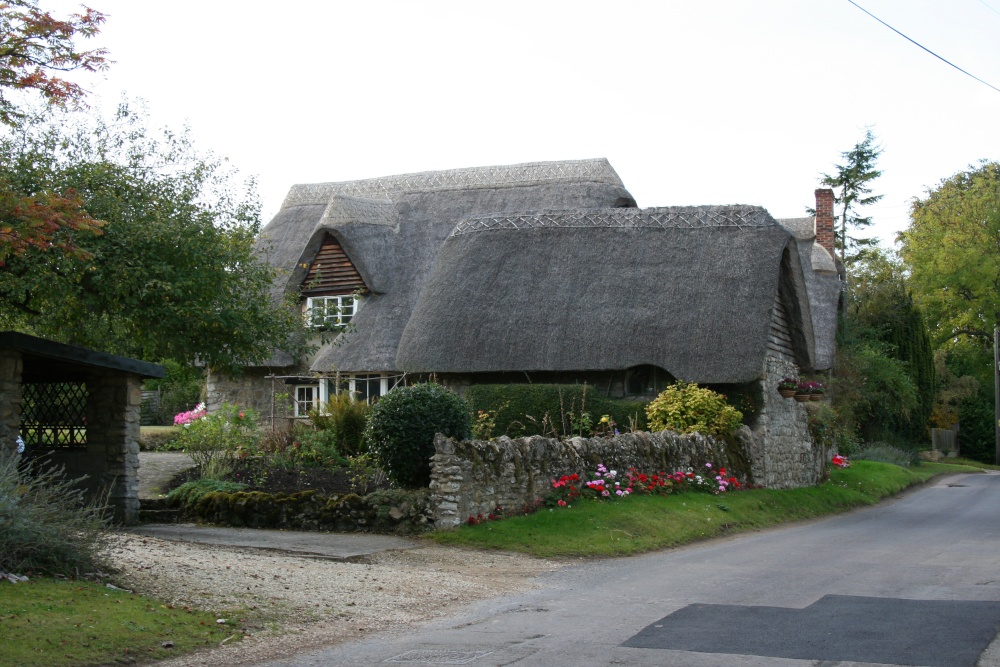 Photograph of Thatched period cottage in North Hinksey